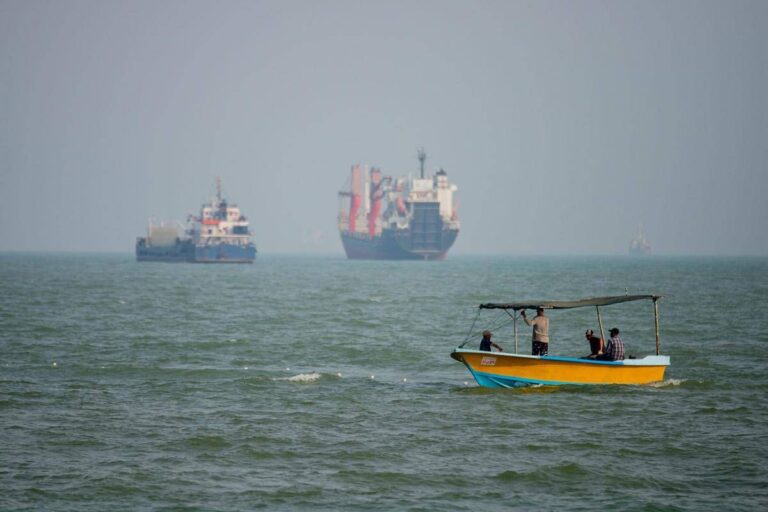 Iran, Pasdaran: “Tre petroliere contro mine nello Stretto di Hormuz, una è esplosa”