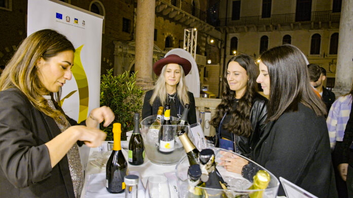 Degustazione di Lessini Durello nel loggiato durante una precedente edizione di Hostaria Verona