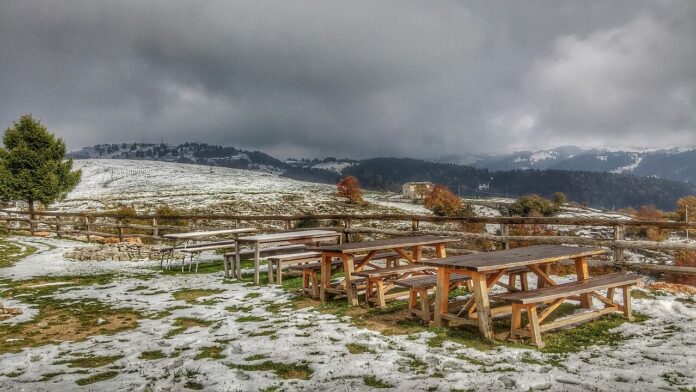 Altopiano della Lessinia dal rifugio Il Dardo, con pascoli e una leggera nevicata: foto di repertorio