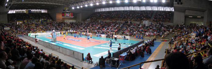 Panoramica del palazzetto di Verona durante una partita di pallavolo nel 2006