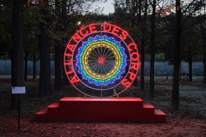 Alliance des corps di Marinella Senatore, luminaria circolare multicolore tra gli alberi