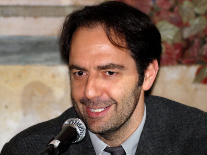 Neri Marcorè al microfono in una foto di repertorio del 2012