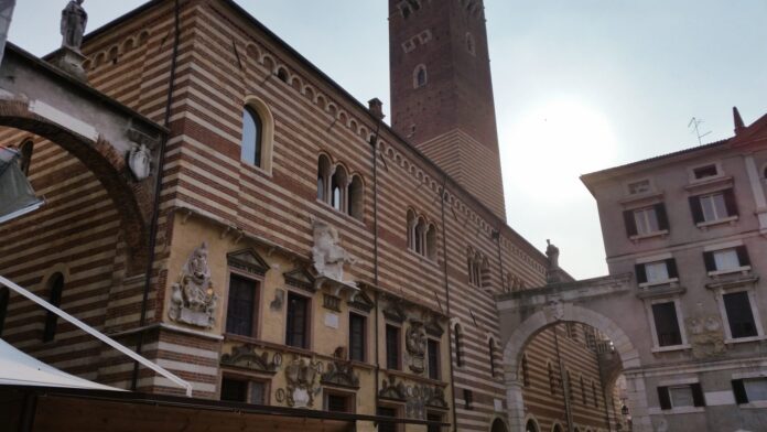 Palazzo della Ragione a Verona, sede della GAM che accoglie il bozzetto di Salazzari