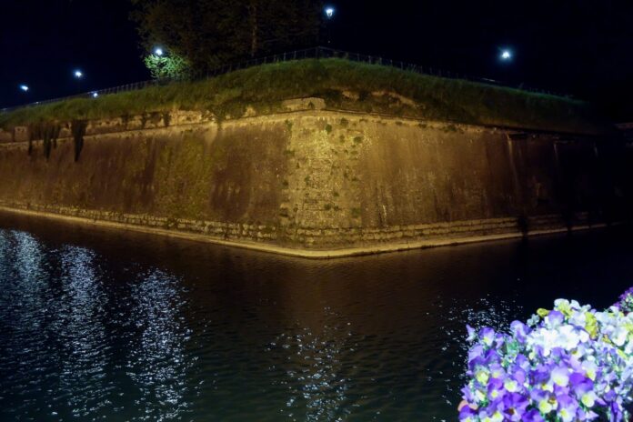 Le fortificazioni di Peschiera del Garda illuminate di sera