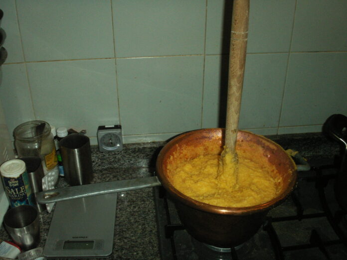 Polenta gialla nel paiolo con mestolo di legno, immagine di repertorio
