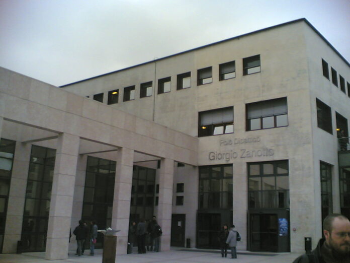 Ingresso del Polo didattico Giorgio Zanotto dell’Università di Verona, foto di repertorio del 2006