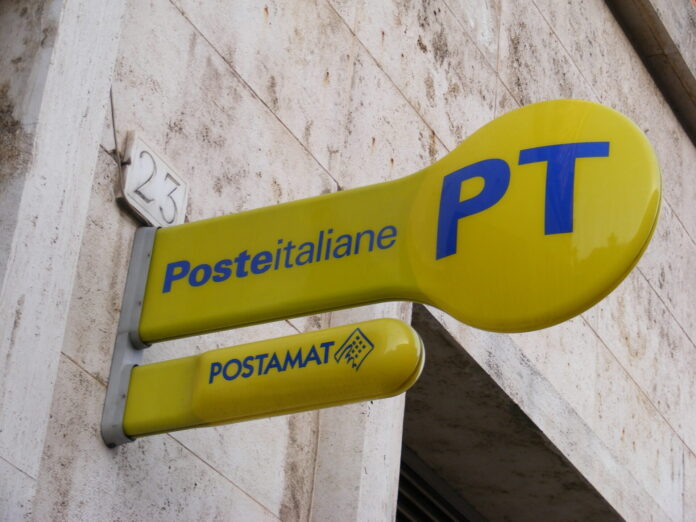 Insegna gialla di Poste Italiane all’esterno di un ufficio postale, foto di repertorio