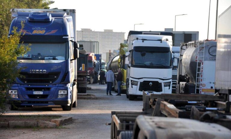 Protesta autotrasportatori, blocchi sospesi in Calabria e Sicilia: oggi il decreto del governo