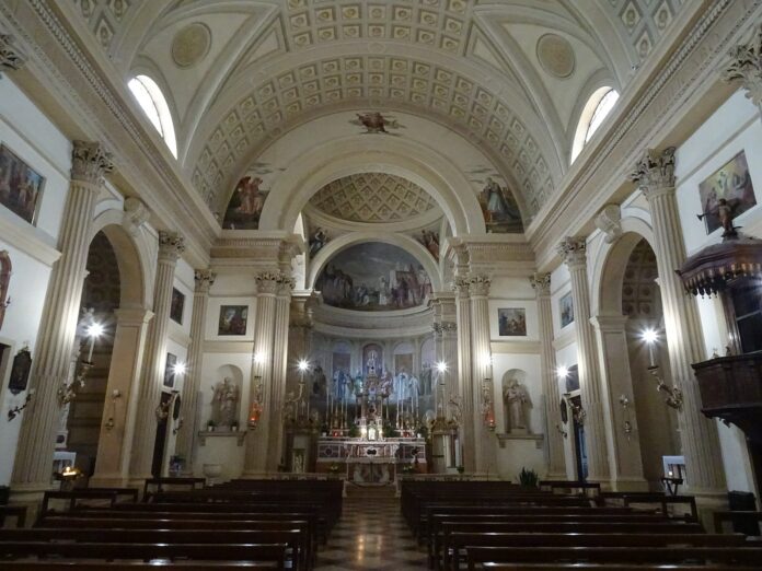 Interno della chiesa di San Pietro Apostolo a San Pietro in Cariano