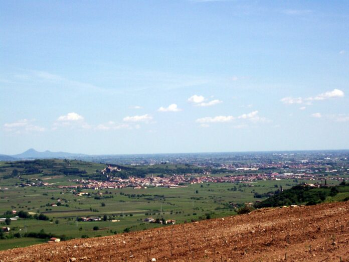 Veduta degli abitati di Soave e San Bonifacio con Villanova