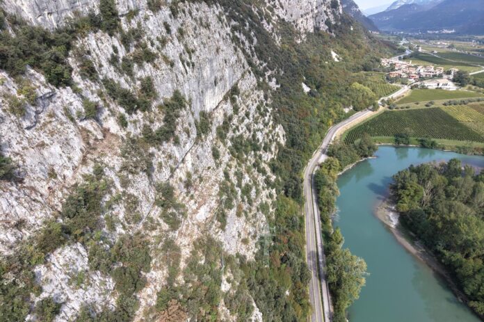 Il versante roccioso sopra la SP 11 lungo l’Adige tra Turan e Preabocco a Brentino Belluno
