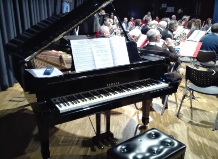 Pianoforte a coda e musicisti durante un precedente concerto al Teatro DIM di Castelnuovo del Garda