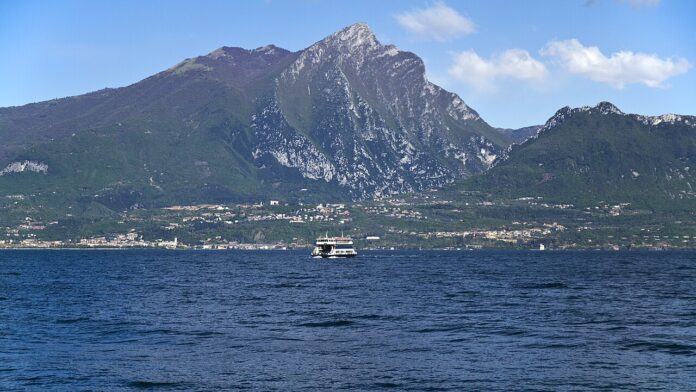 Veduta del lago di Garda da Torri del Benaco con un traghetto, foto di repertorio