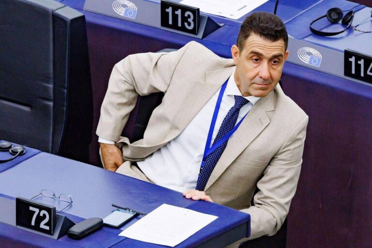 Ucraina, Vannacci contro Zelensky: “Ricatta l’Europa e vuole 70 miliardi”