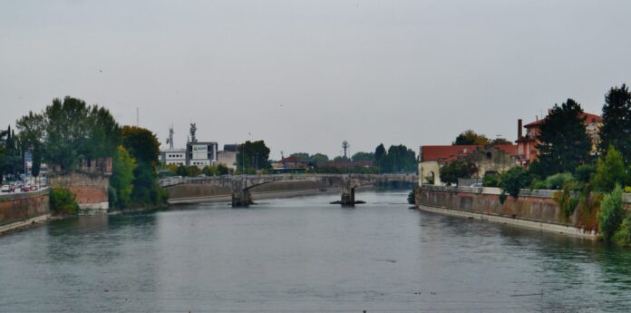 Ponte Aleardi sull’Adige a Verona, interessato dal progetto per la ciclabile, foto di repertorio