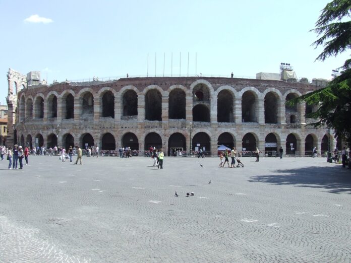 Veduta esterna dell’Arena di Verona da piazza Bra, sede di Arena per Tutti