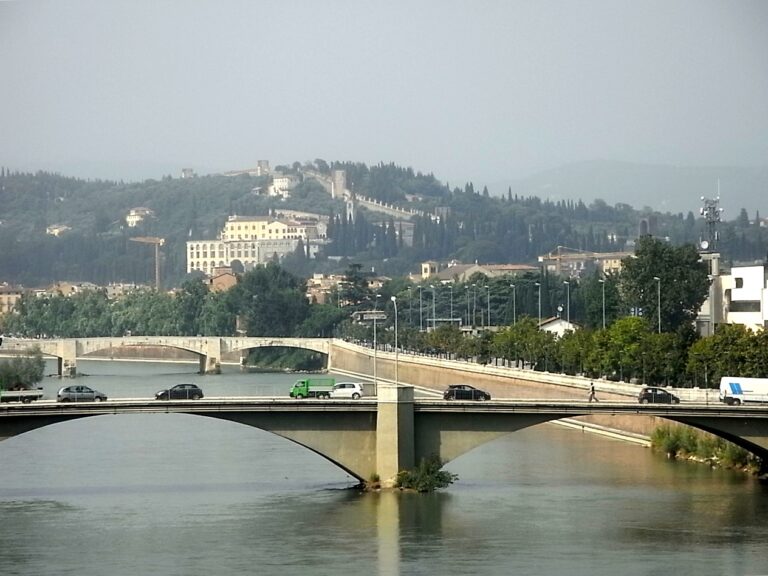 Verona, ispezioni al ponte San Francesco il 26 ottobre: corsia chiusa dalle 9 verso le Acciaierie