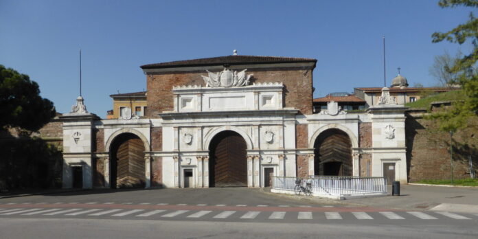 Porta Vescovo, punto conclusivo della camminata urbana a Veronetta