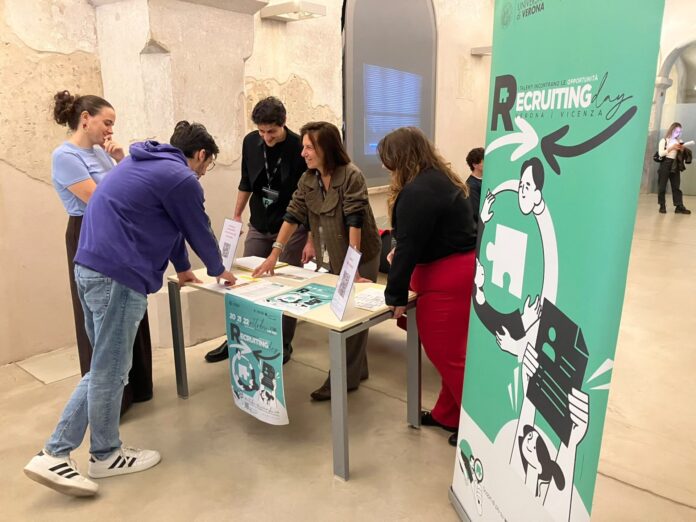 Partecipanti al desk del Recruiting Day Verona e Vicenza 2026 al polo Santa Marta