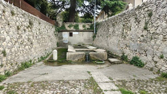 Lavatoi di Santa Maria in Stelle tra le mura in pietra
