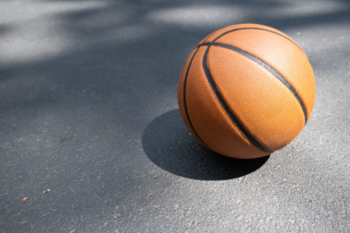 Pallone da basket su un campo all’aperto, immagine illustrativa per Trieste-Tezenis