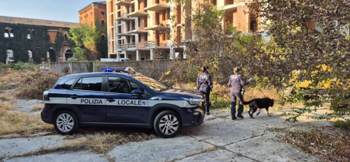 Agenti della Polizia locale e cane del nucleo cinofilo durante il controllo nel cantiere a Borgo Venezia