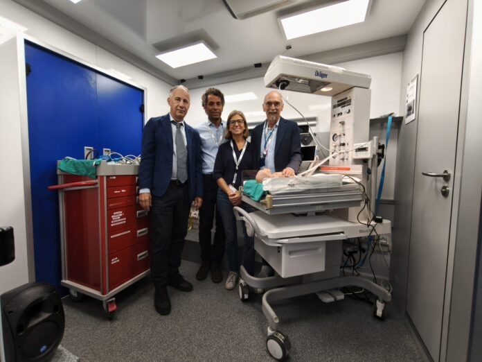 Il gruppo AOUI accanto alla culla con simulatore neonatale durante TINinTOUR a Borgo Trento