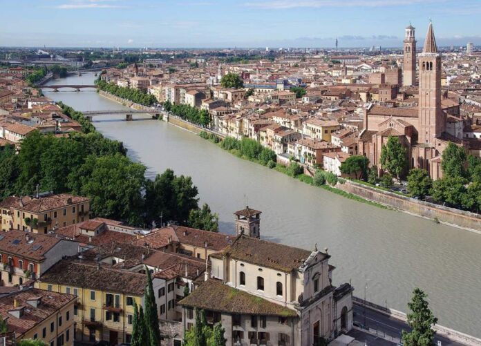 Veduta di Verona con l’Adige, i ponti e la basilica di Sant’Anastasia, foto di repertorio