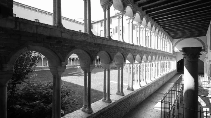 Il chiostro della Biblioteca Capitolare di Verona, con il porticato e le colonne