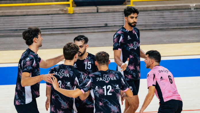 Giocatori di Pallavolo Padova riuniti in campo durante il test contro Rana Verona al Pala Magis