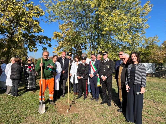 Partecipanti alla piantumazione dell’acero campestre nell’area verde dell’ospedale Fracastoro di San Bonifacio