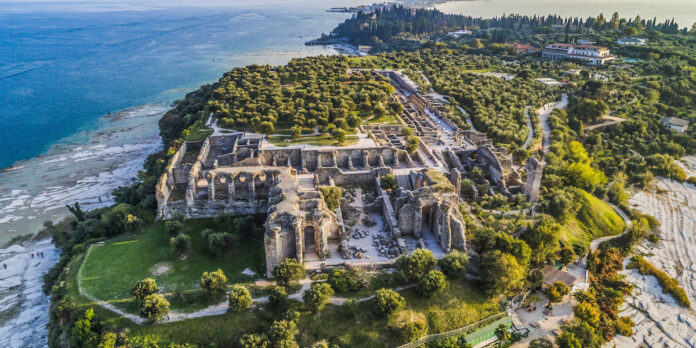 Veduta aerea delle Grotte di Catullo e della penisola di Sirmione sul lago di Garda