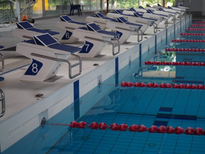 Blocchi di partenza e corsie di una piscina coperta, immagine di repertorio sul nuoto