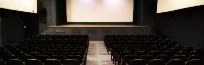 Poltrone e schermo della sala del Cinema Teatro Aurora a Verona