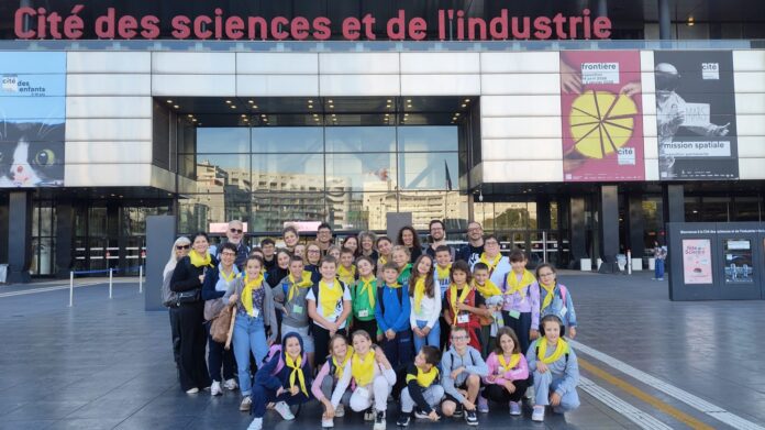 Gli alunni di Montecchia di Crosara con Pleiadi davanti alla Cité des Sciences di Parigi