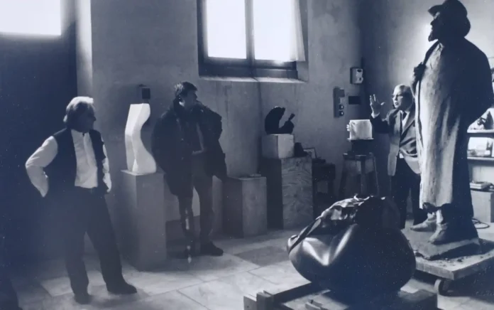 Giorgio e Antonio Gioco con Novello Finotti accanto alla statua di Berto Barbarani, foto d’archivio