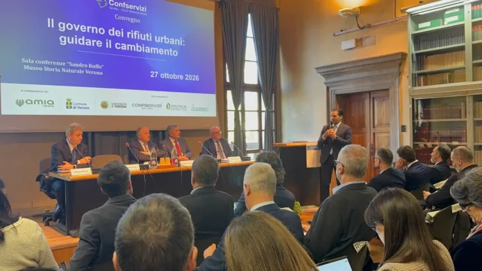 Relatori e pubblico al convegno sul governo dei rifiuti urbani, nella sala Sandro Ruffo di Verona il 27 ottobre 2026