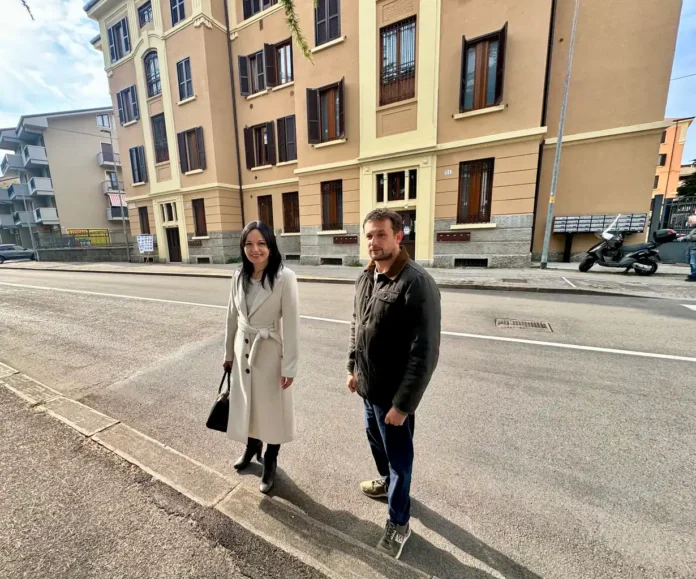 Presentazione della riqualificazione davanti a uno degli edifici storici di Tombetta a Verona