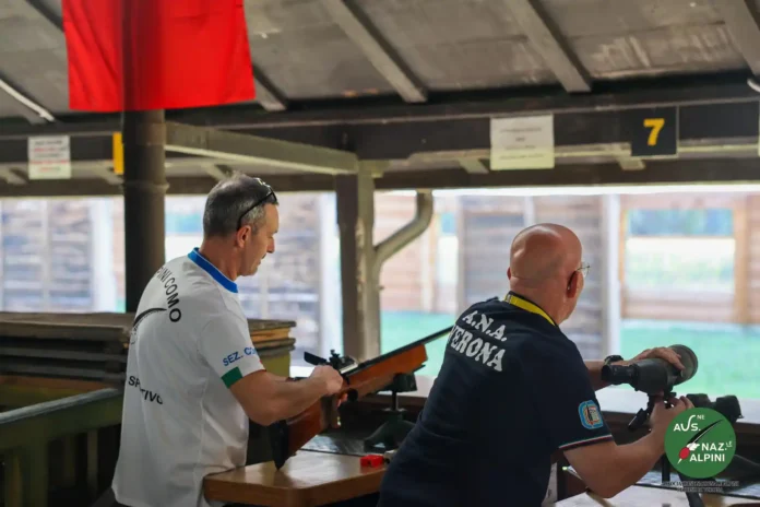 Partecipanti sulla linea di tiro durante i Campionati nazionali ANA al poligono di Verona