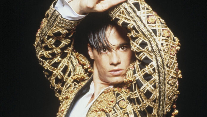 Un ballerino in costume in un fotogramma di Strictly Ballroom di Baz Luhrmann